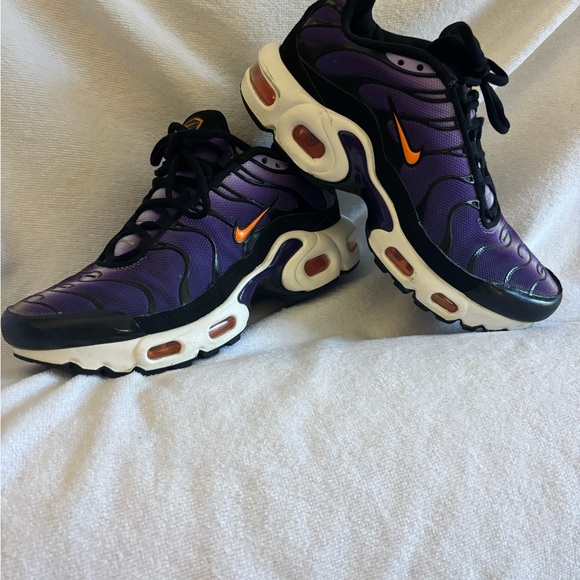 Women’s Nike tennis shoes - Picture 1 of 4